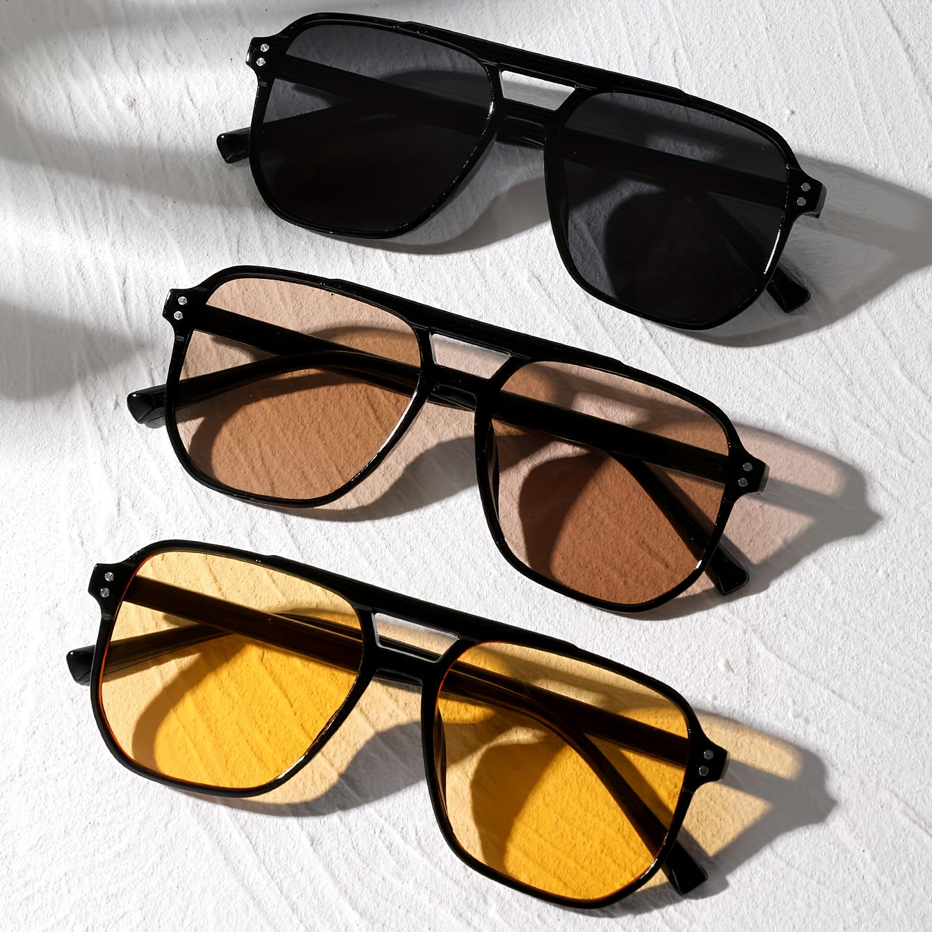 Négyzet alakú szemüveg szegecsekkel