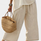 Teljesen minimalista Daisy természetes árnyalatokban, volán blúzzal és széles nadrággal az egyszerű és elegáns stílusért