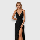 Hosszú selyemruha oldalsó hasítékkal és vékony pántokkal